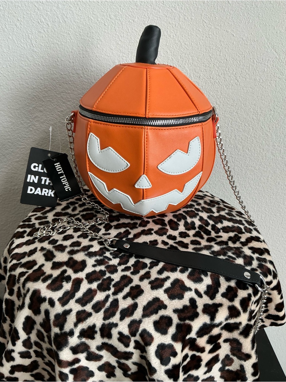 NWT Hot Topic Jack O Lantern Pumpkin Glow In The Dark Crossbody